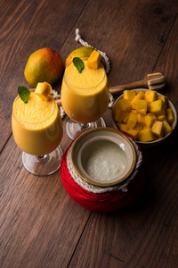 芒果酸奶昔或大杯奶昔, 切水果片和搅拌机