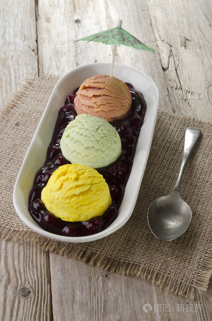 与上一盘水果酱混合的冰淇淋