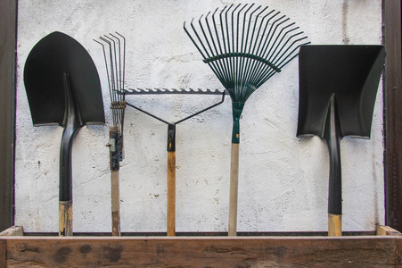 园艺工具, 铲, 叉子和耙在水泥墙上, 园艺工具概念