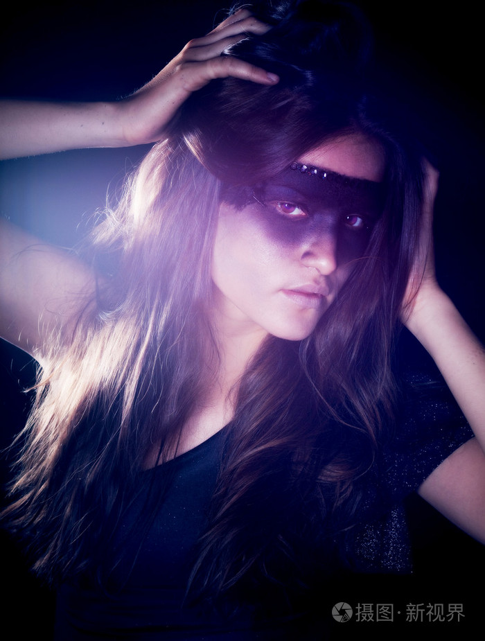 黑眼睛的漂亮女孩