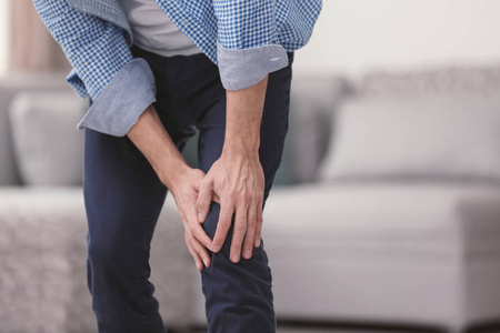 年轻人患有膝关节疼痛在家里照片