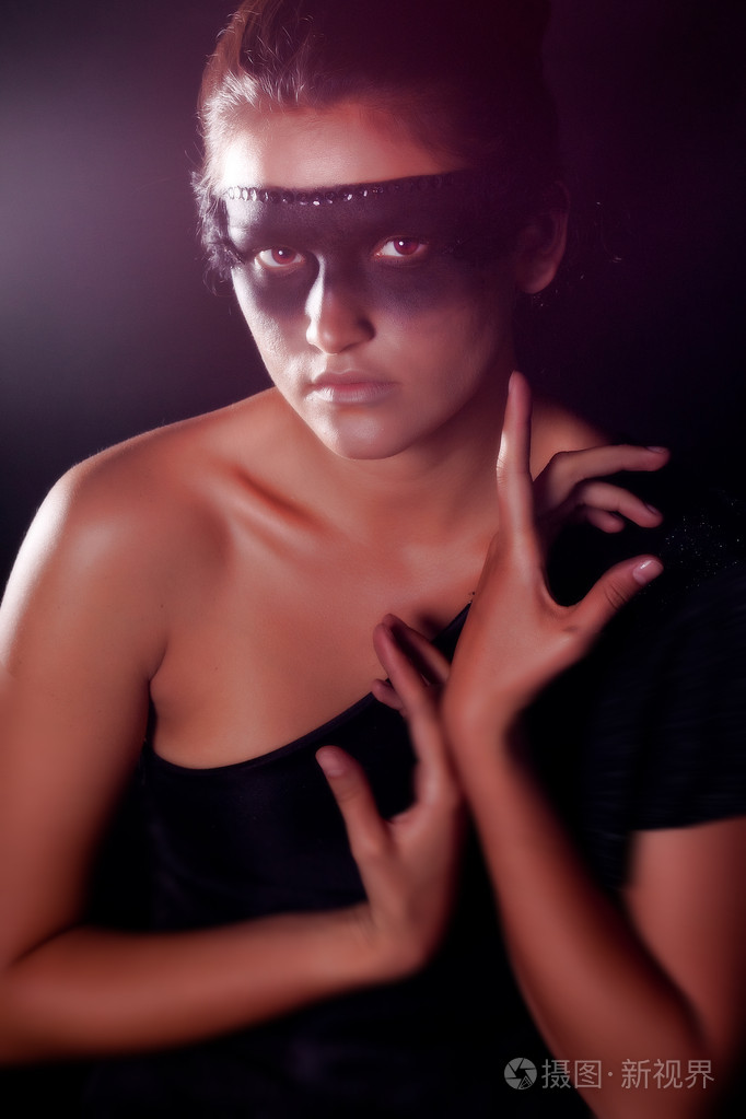 黑眼睛的漂亮女孩