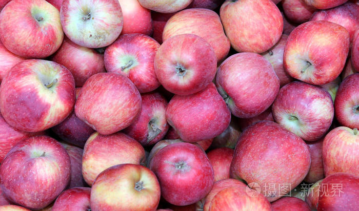 水果市场出售红苹果