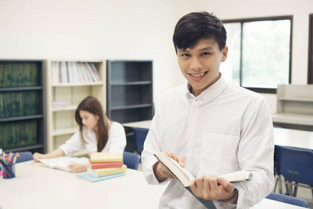 年轻的学生在图书馆看书。教育理念