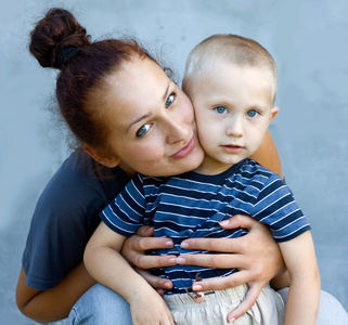 妇女带孩子图片