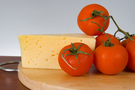 黄色奶酪新鲜西红柿