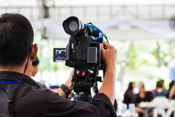 专业摄影师覆盖一个活动现场和记录在户外的视频