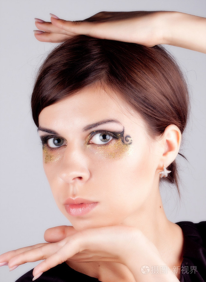 一个女孩以金黄的面貌