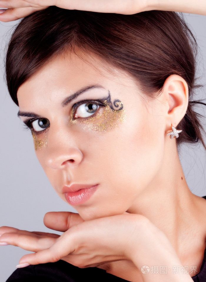 一个女孩以金黄的面貌