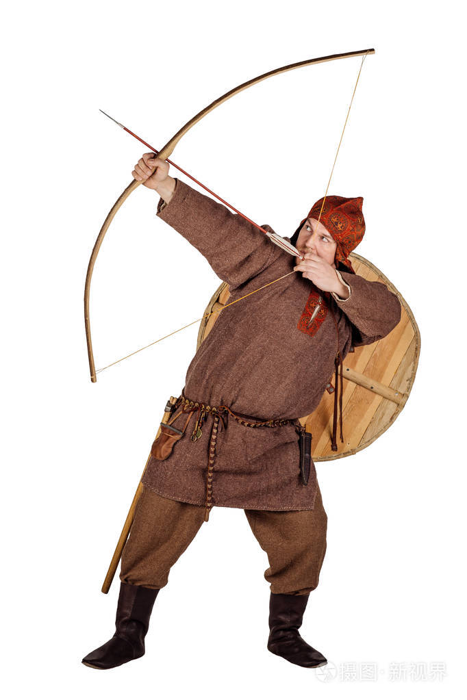 肖像中世纪斯拉夫士兵拿着弓和箭.图片在白色演播室背景.历史概念