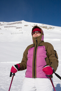 女子滑雪运动员在滑雪适合站在前山