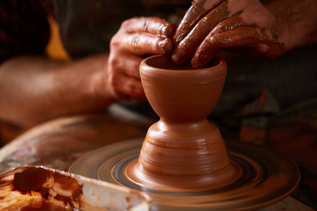 成年男波特大师建模陶轮上的粘土板。顶部视图, 特写, 仅手