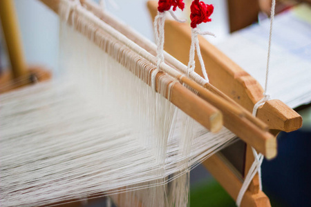 丝绸生产家用织机织造-泰国自制丝绸或纺织生产织机的细部照片