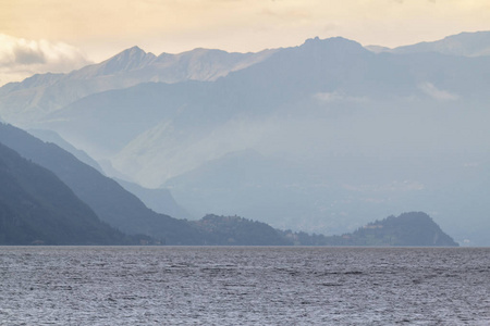 高山湖泊和山脉