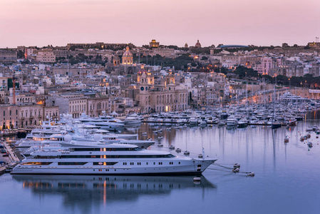 Birgu 在晚上和豪华游艇在港, 马耳他