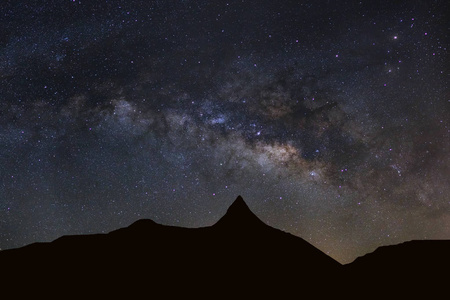 星空与高高的山峰和银河银河与 sta