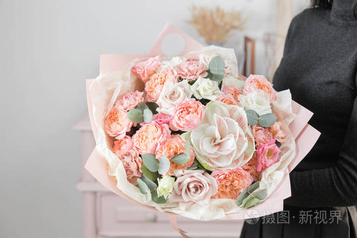 美丽的豪华花束在女性手的混合花卉。花店花匠的工作