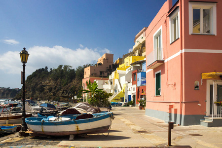 意大利那不勒斯湾普罗奇达岛与五颜六色的房子