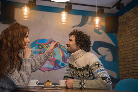 在咖啡馆浪漫约会的快乐情侣