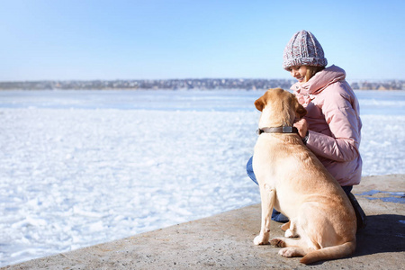 宠物与主人之间的友谊照片