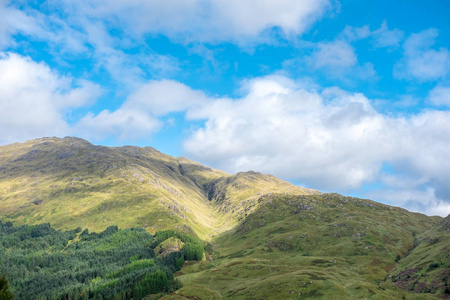 苏格兰高地风景秀丽的高山森林与小路