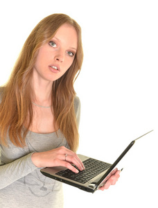 笔记本电脑在手上白色隔离中的女人