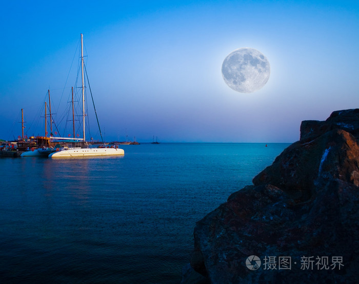 海和夜景景观的月亮