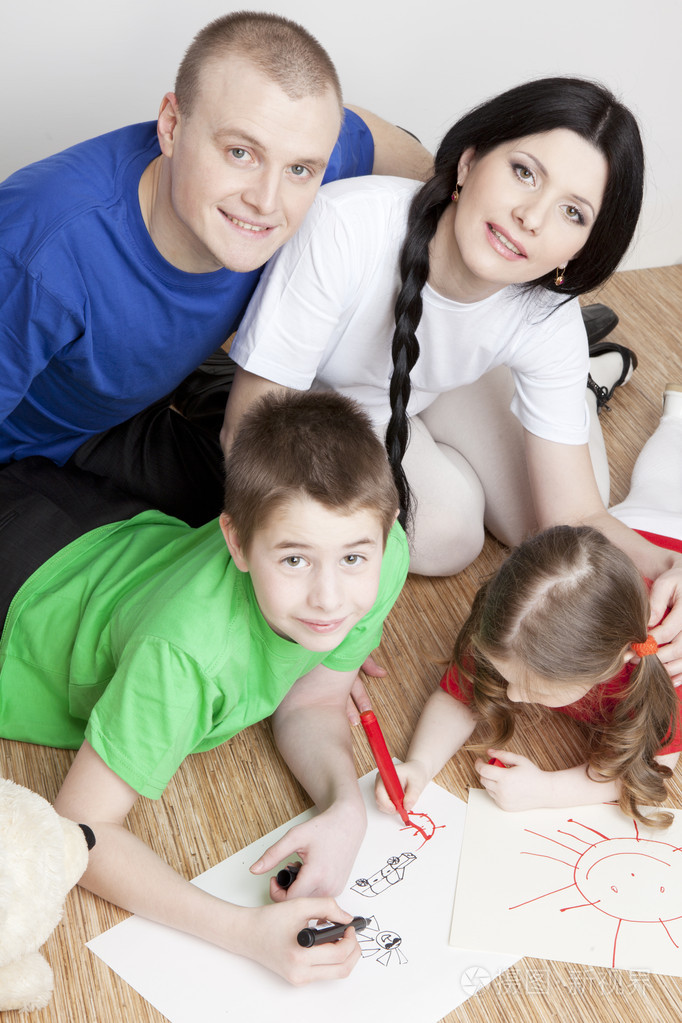 画像的一个美好的家庭: 父母和孩子