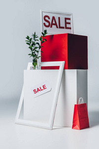 红色和白色立方体, 购物袋和销售标志, 夏天销售概念