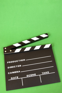 拍摄电影时用以确保声像同步的拍板，响板，场记板
