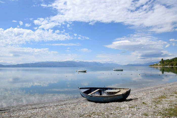 在湖边海滩上铺设的旧船.塞萨洛尼基马其顿湖