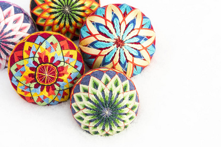 明亮的装饰球的手鞠躺在雪地上的温特照片