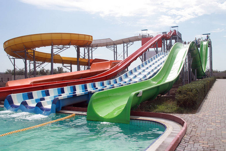 夏日阳光明媚的一天 Aquapark 吸引