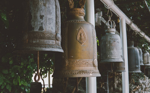 仪式佛教钟声在亚洲的旅游胜地特写。佛教在泰国