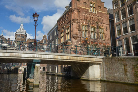 运河和桥在阿姆斯特丹
