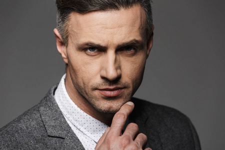 照片的英俊男子穿着商务西装看摄像头照片