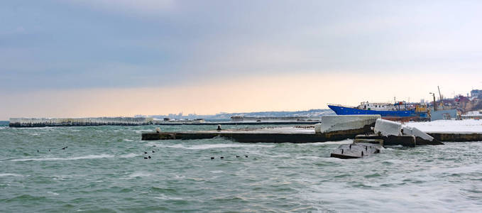 冬季海景。在黑海海岸的海滩上暴风雨般的波浪冰雪和冰雪。2018年3月02日。敖德萨 乌克兰