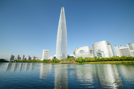 风景秀丽的现代首尔天际线。美妙的塔在市中心