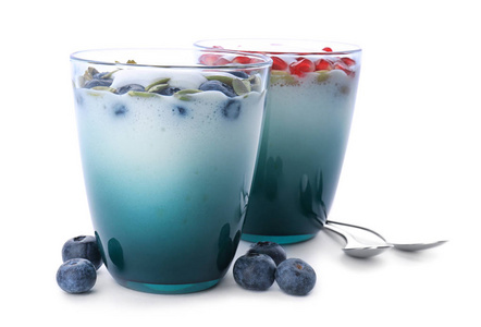白底玻璃上的石榴籽和蓝莓酸奶