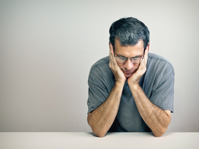 担心的傻子担心的人阴暗的景像照片