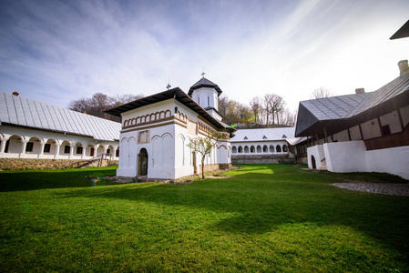 在罗姆乡村的一个东正教修道院与教堂和生活区的庭院