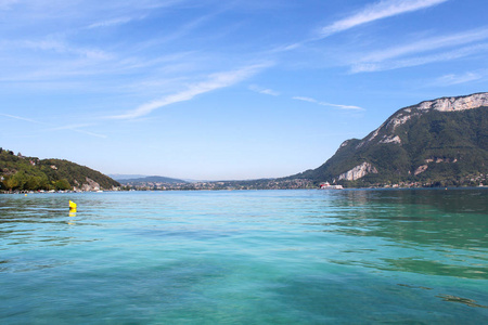 阿纳西湖和山