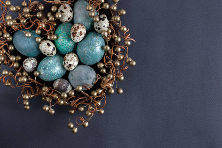 装饰心形巢与满是复活节彩蛋的珠子, 灰色表面的顶部视图与复制空间
