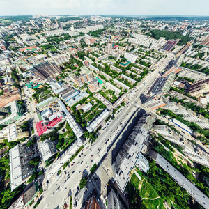 与空中城市景观 十字路口 道路 房屋 建筑物 公园及停车场。阳光灿烂的夏天全景图像