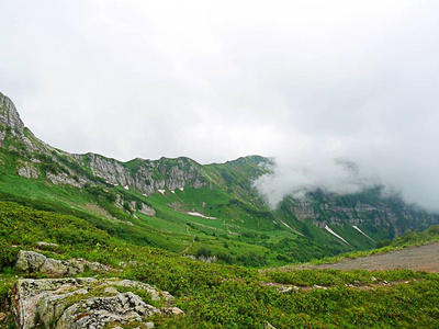 非常美丽的山, 绿色的山脉, 夏天的雪, 高山