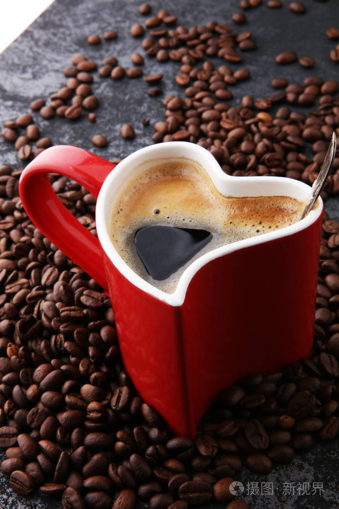 红心咖啡杯和桌上的豆子