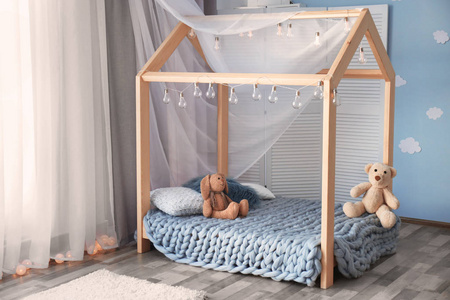 现代儿童房的舒适床
