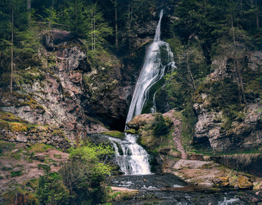 森林中的小山瀑布。风景 landsape。饱和效果