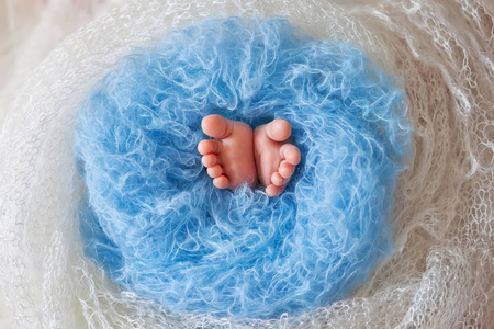关闭了针织格子新出生的婴儿脚图片