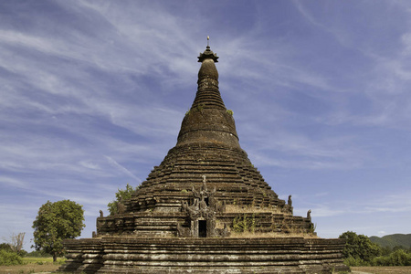 Mrauk u, 缅甸2015年12月2日 Mrauk U 村田野上的大佛塔